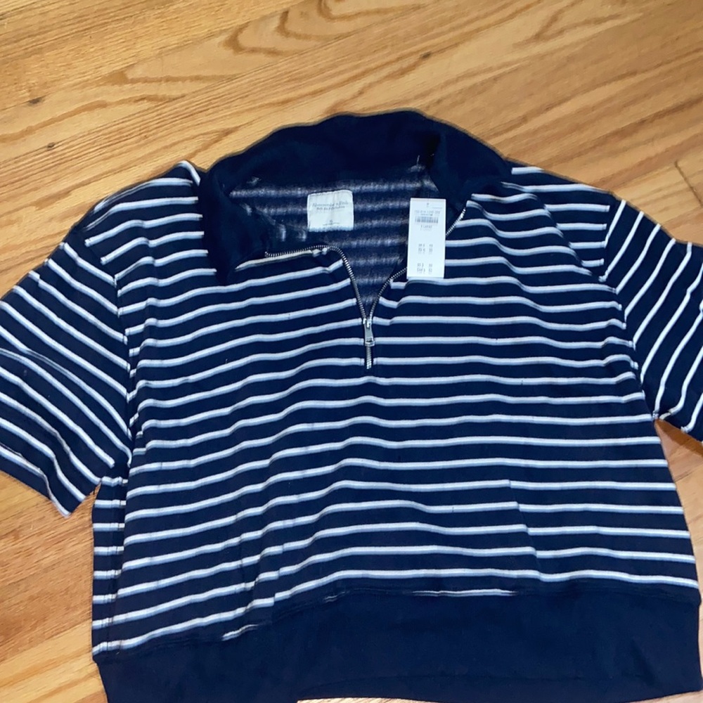 Short sleeve Sweater material shirt. Size XL.